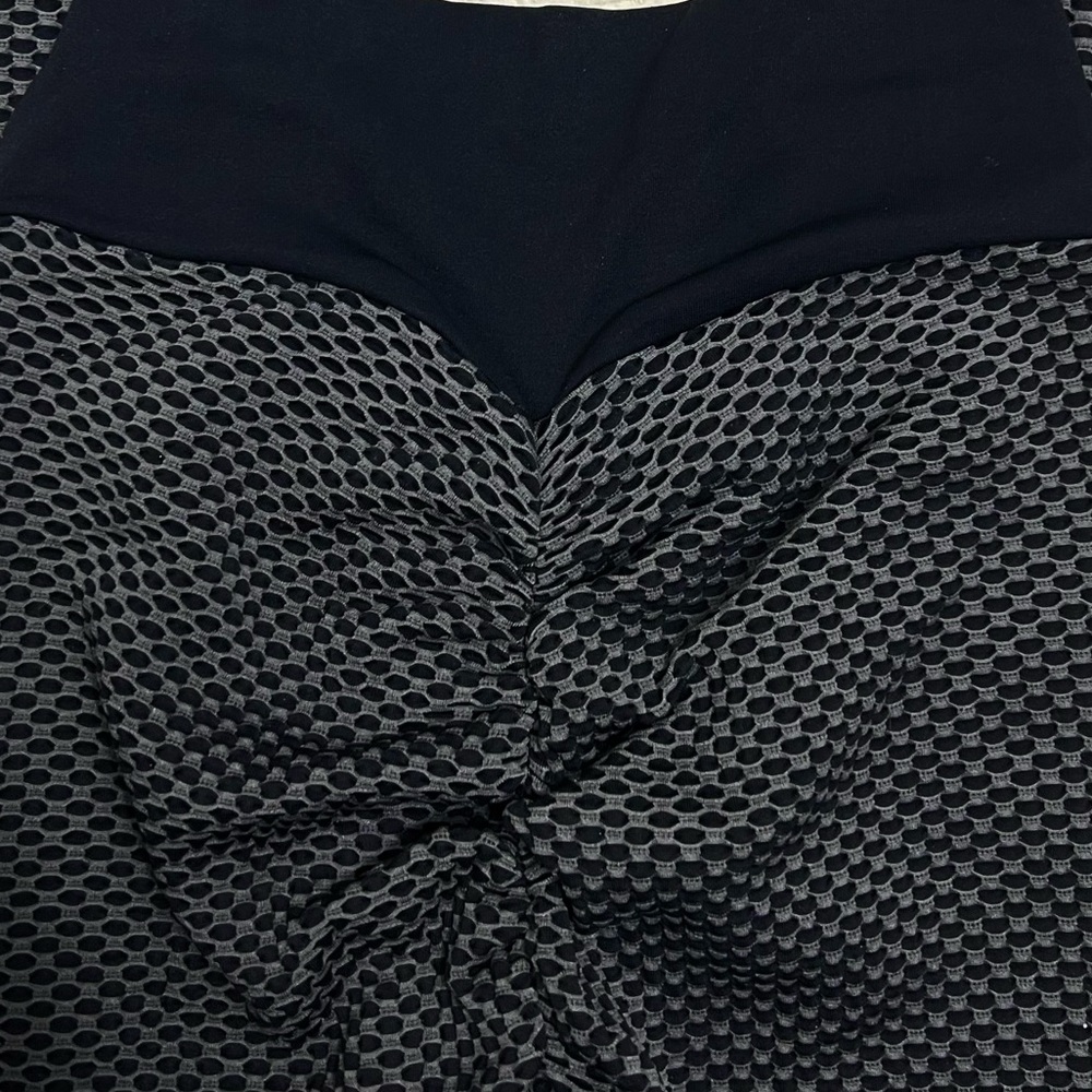 High-Rise Textured Scrunch Butt Leggings NWOT - Picture 4 of 6